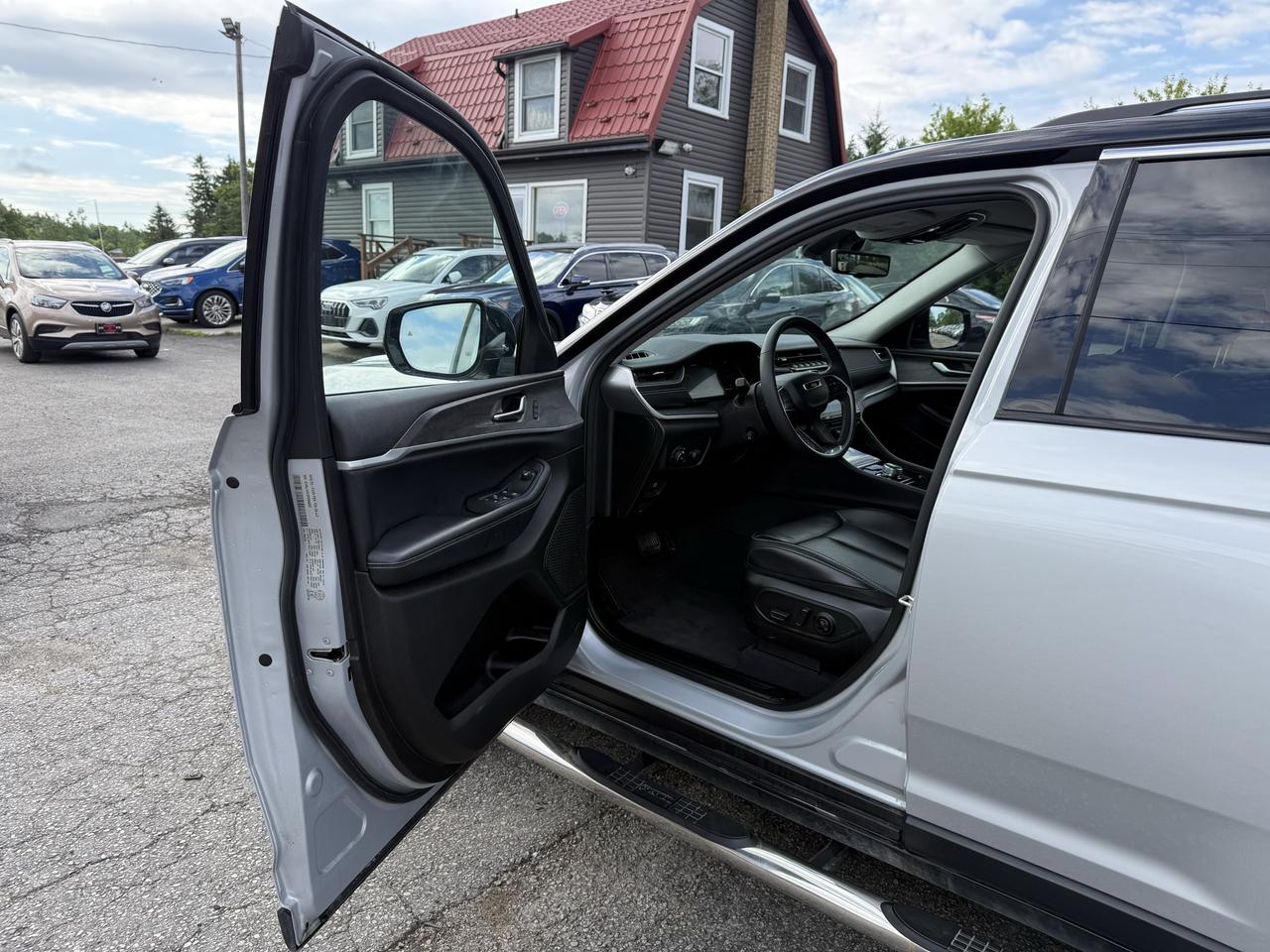 2023 Jeep Grand Cherokee LIMITED 4X4 Photo