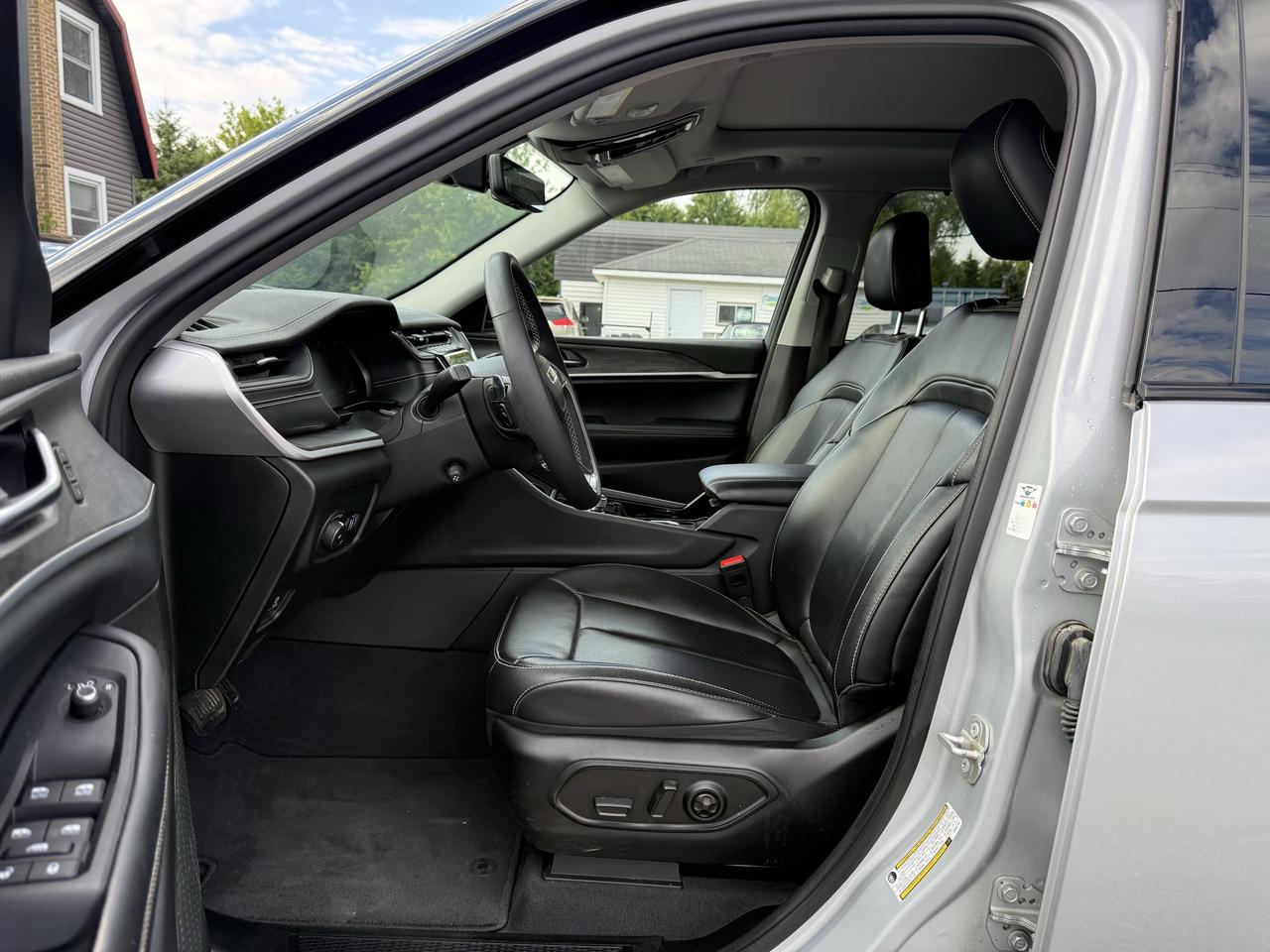 2023 Jeep Grand Cherokee LIMITED 4X4 Photo