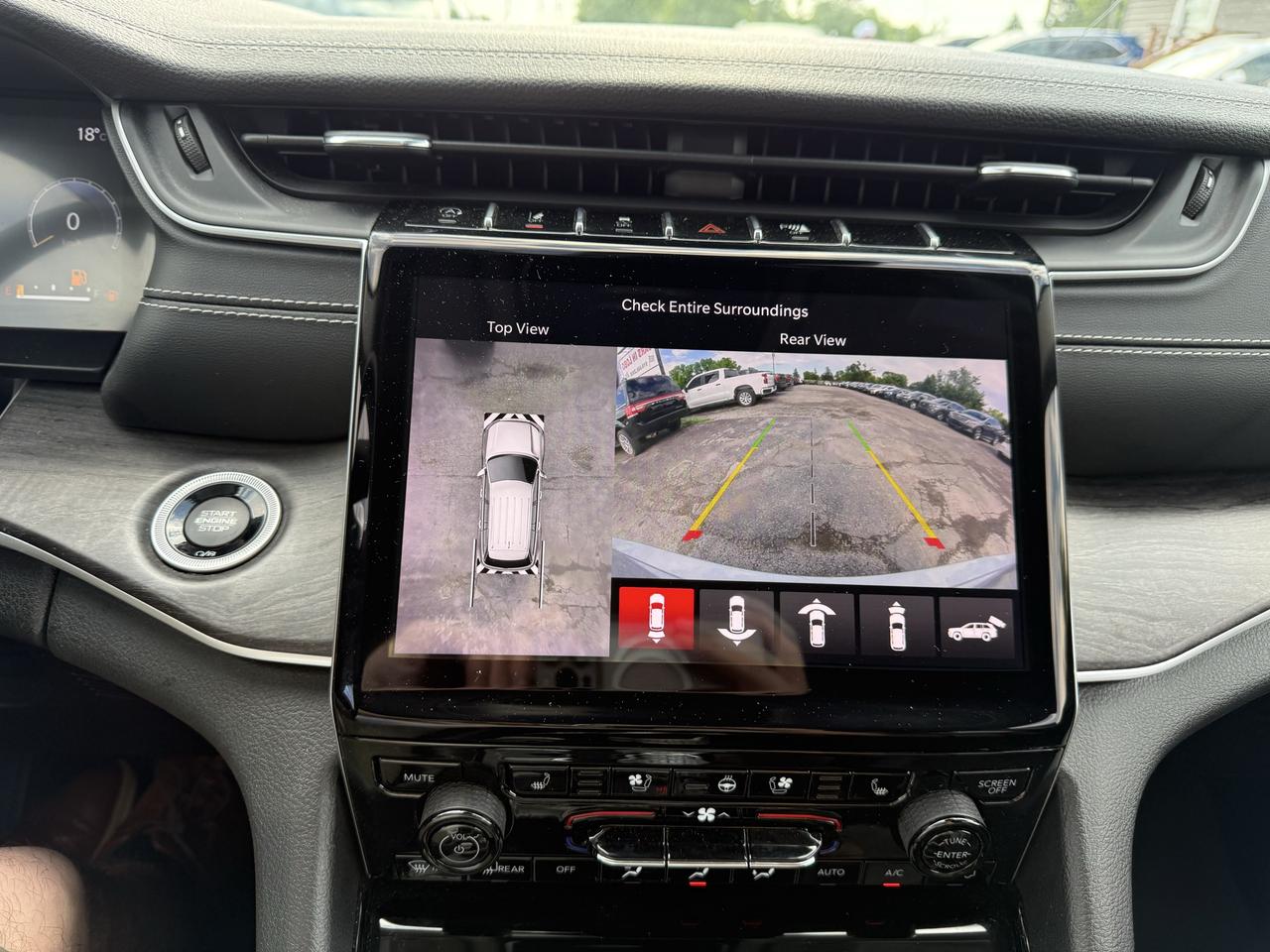 2023 Jeep Grand Cherokee LIMITED 4X4 Photo