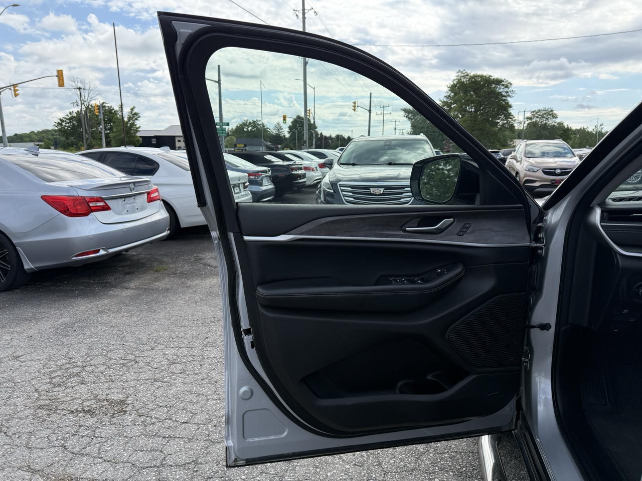2023 Jeep Grand Cherokee LIMITED 4X4 Photo