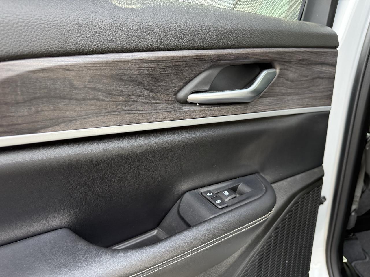 2023 Jeep Grand Cherokee LIMITED 4X4 Photo