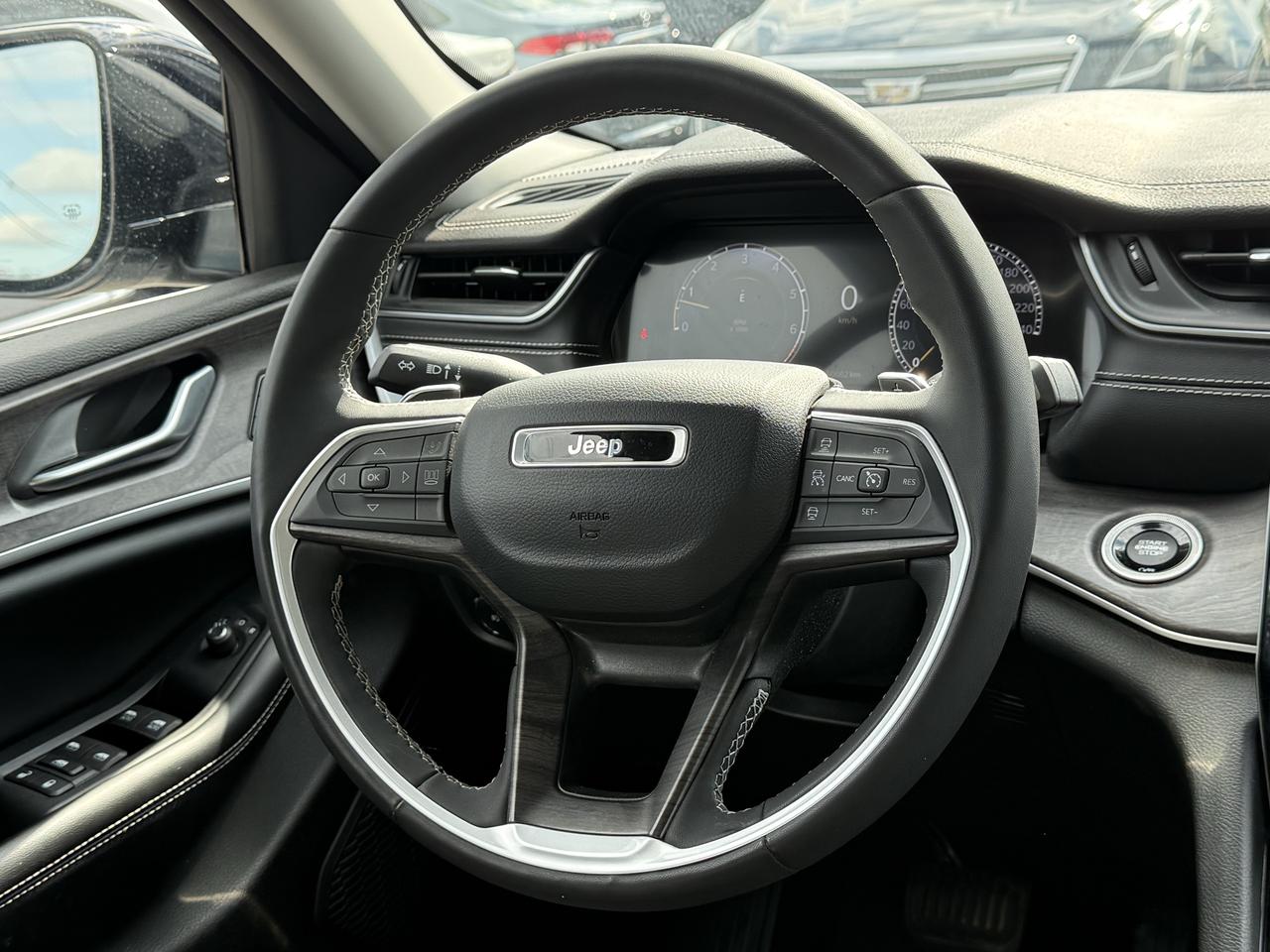 2023 Jeep Grand Cherokee LIMITED 4X4 Photo