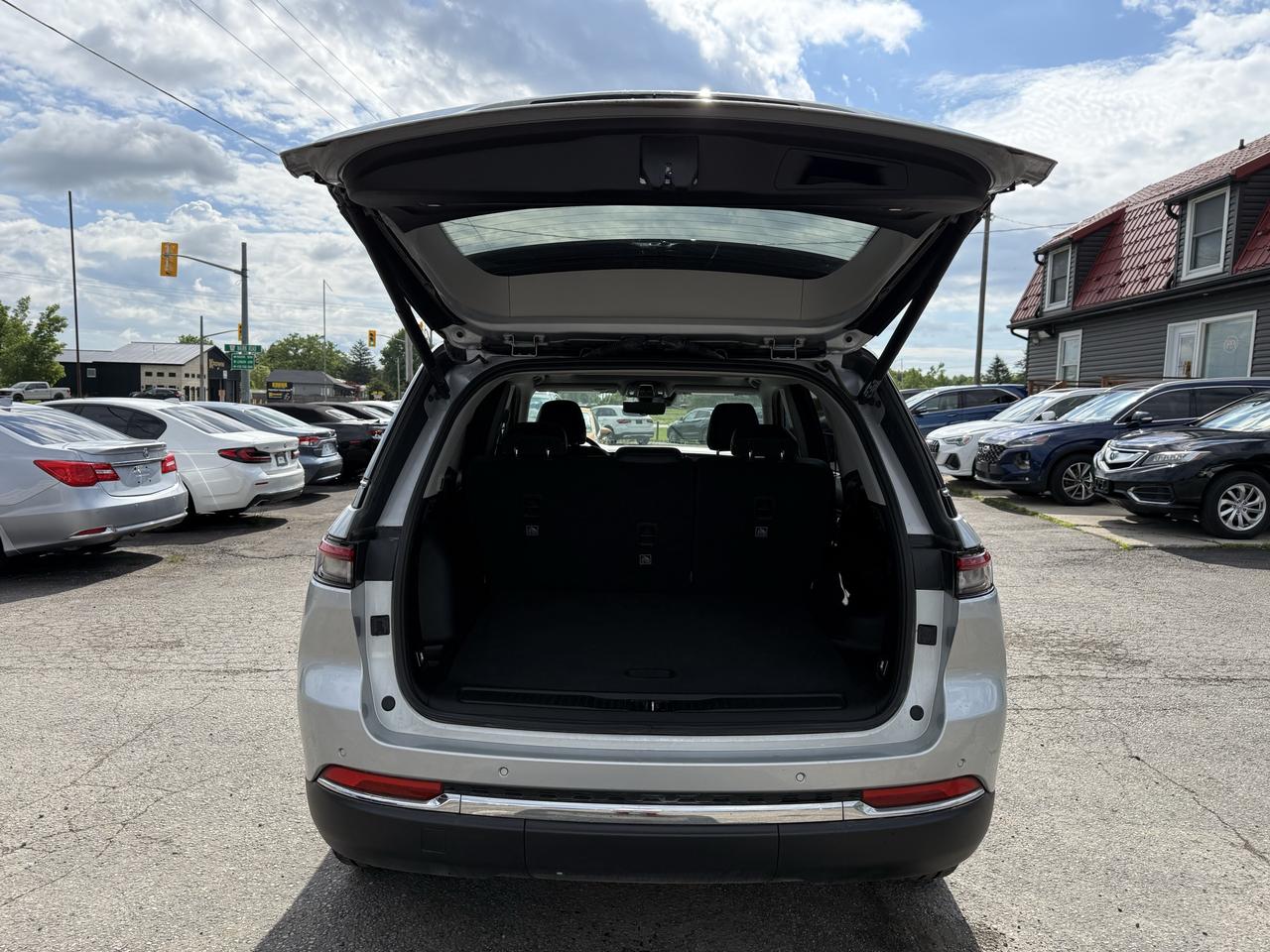 2023 Jeep Grand Cherokee LIMITED 4X4 Photo
