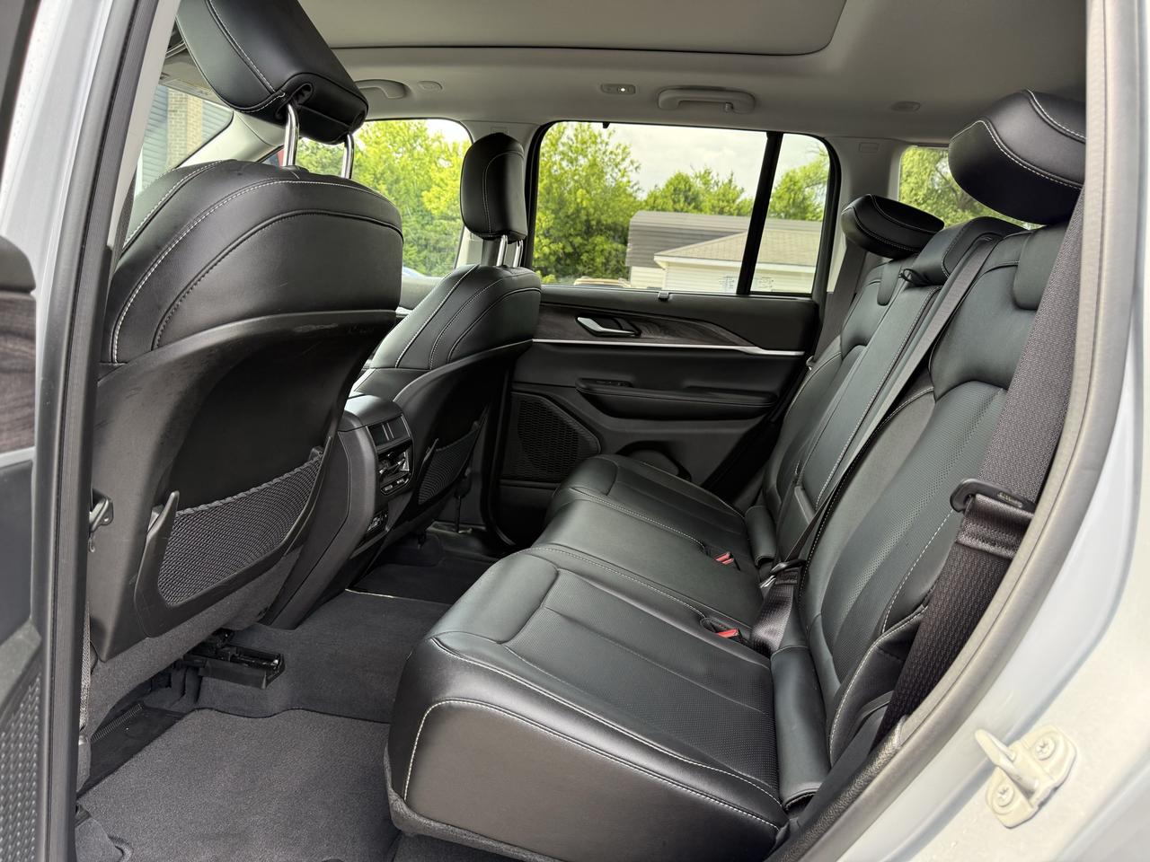 2023 Jeep Grand Cherokee LIMITED 4X4 Photo