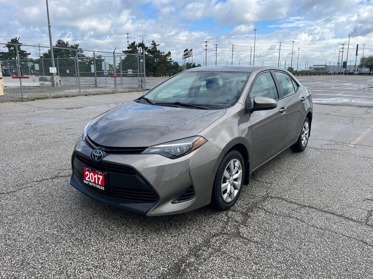 2017 Toyota Corolla 4dr Sdn CVT LE Photo0