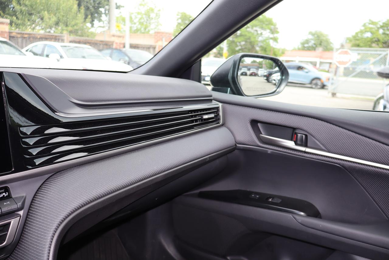 2025 Toyota Camry SE CVT hybrid Photo