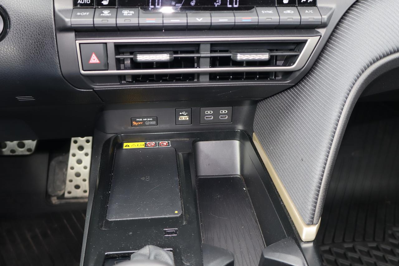 2025 Toyota Camry SE CVT hybrid Photo