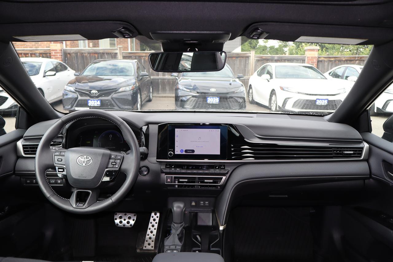 2025 Toyota Camry SE CVT hybrid Photo