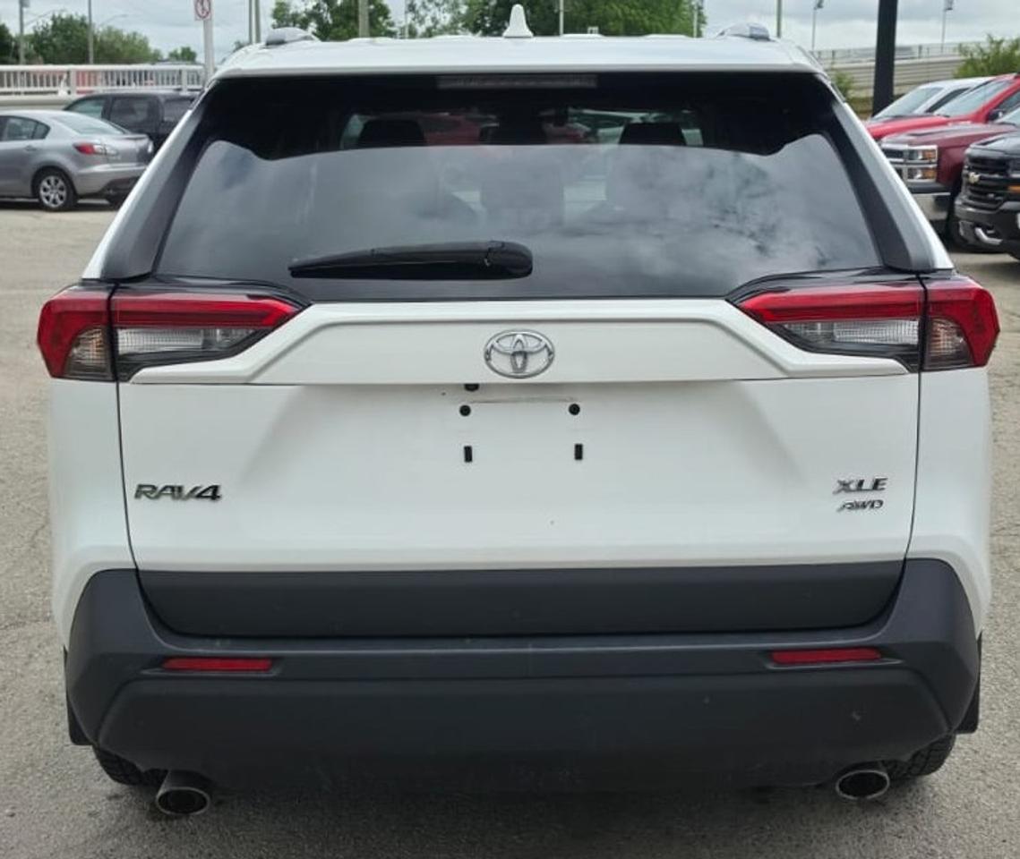 2024 Toyota RAV4 XLE / NO ACCIDENTS / ONE OWNER / ROOF / AWD Photo2