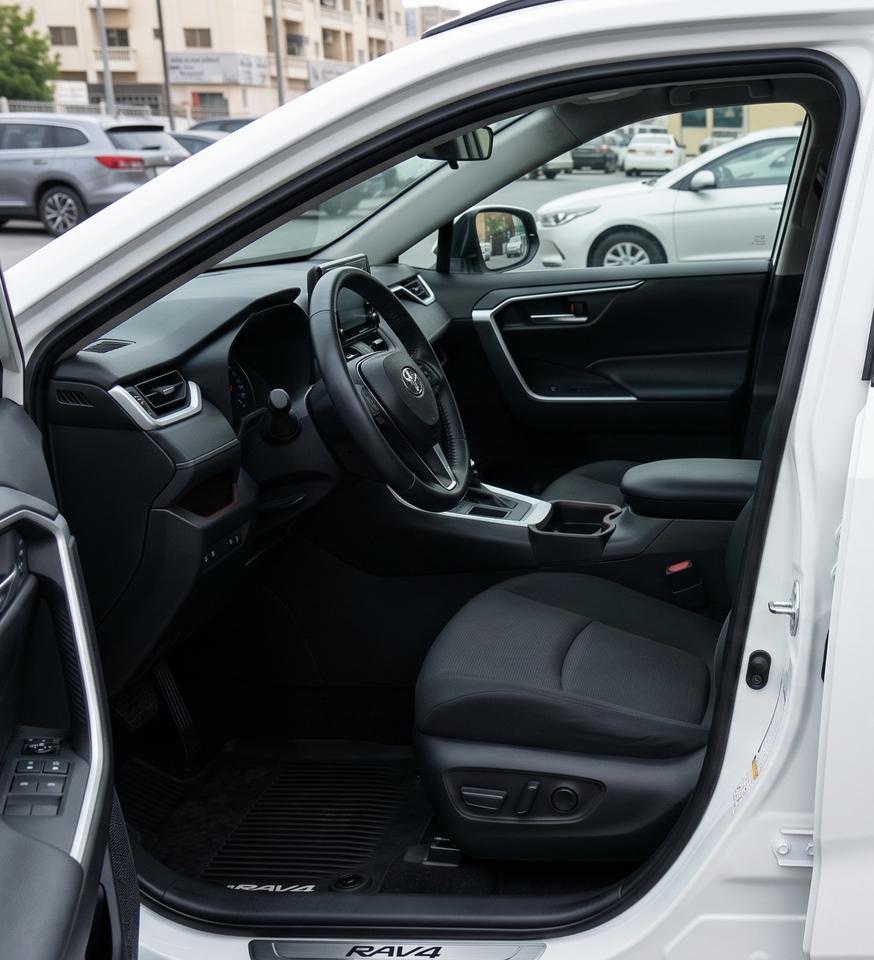 2024 Toyota RAV4 XLE / NO ACCIDENTS / ONE OWNER / ROOF / AWD Photo