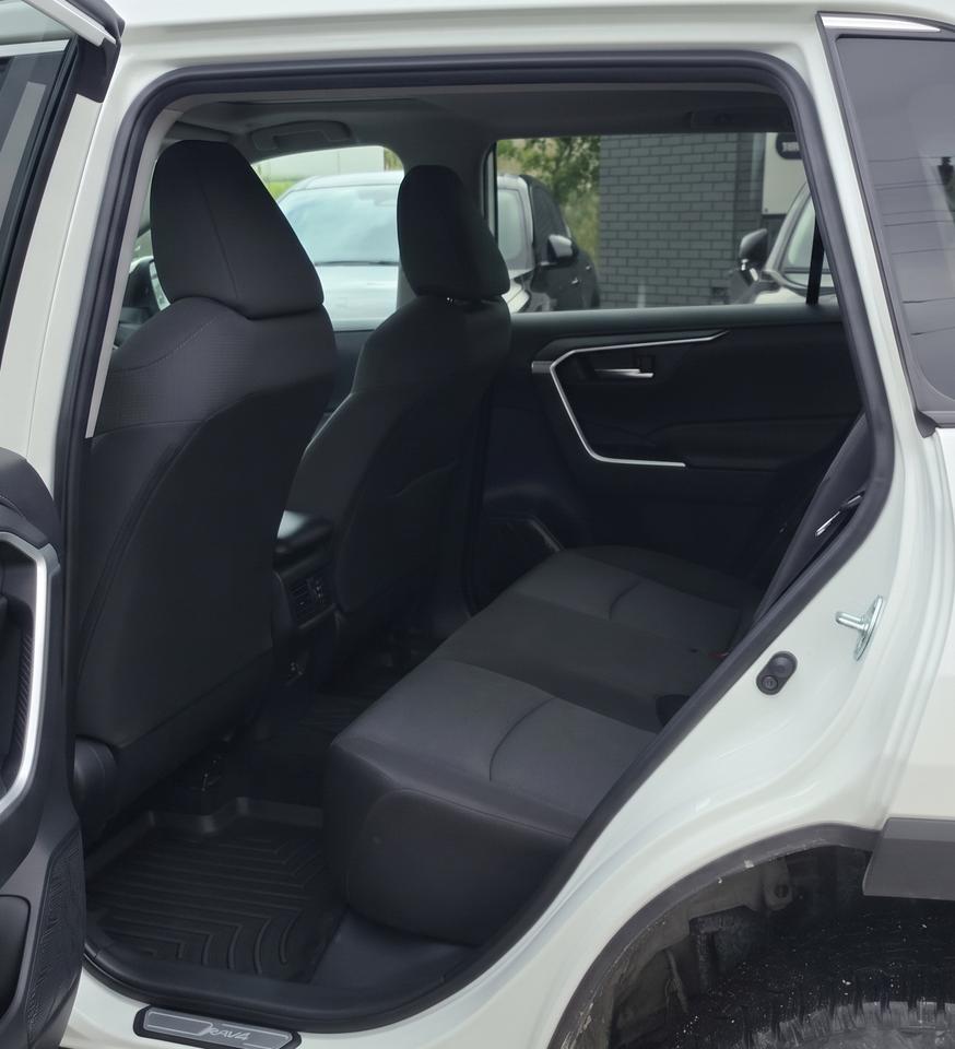 2024 Toyota RAV4 XLE / NO ACCIDENTS / ONE OWNER / ROOF / AWD Photo