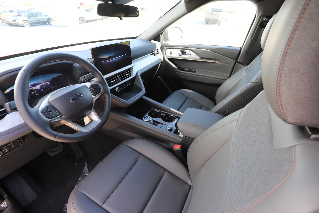 2027 Ford Explorer ACTIVE w/100A Pkg 4WD Photo1