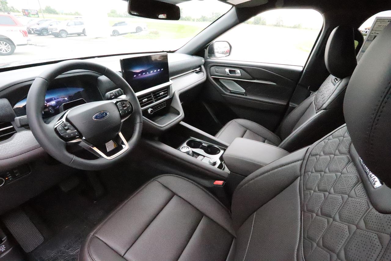 2027 Ford Explorer Platinum 4WD Photo1