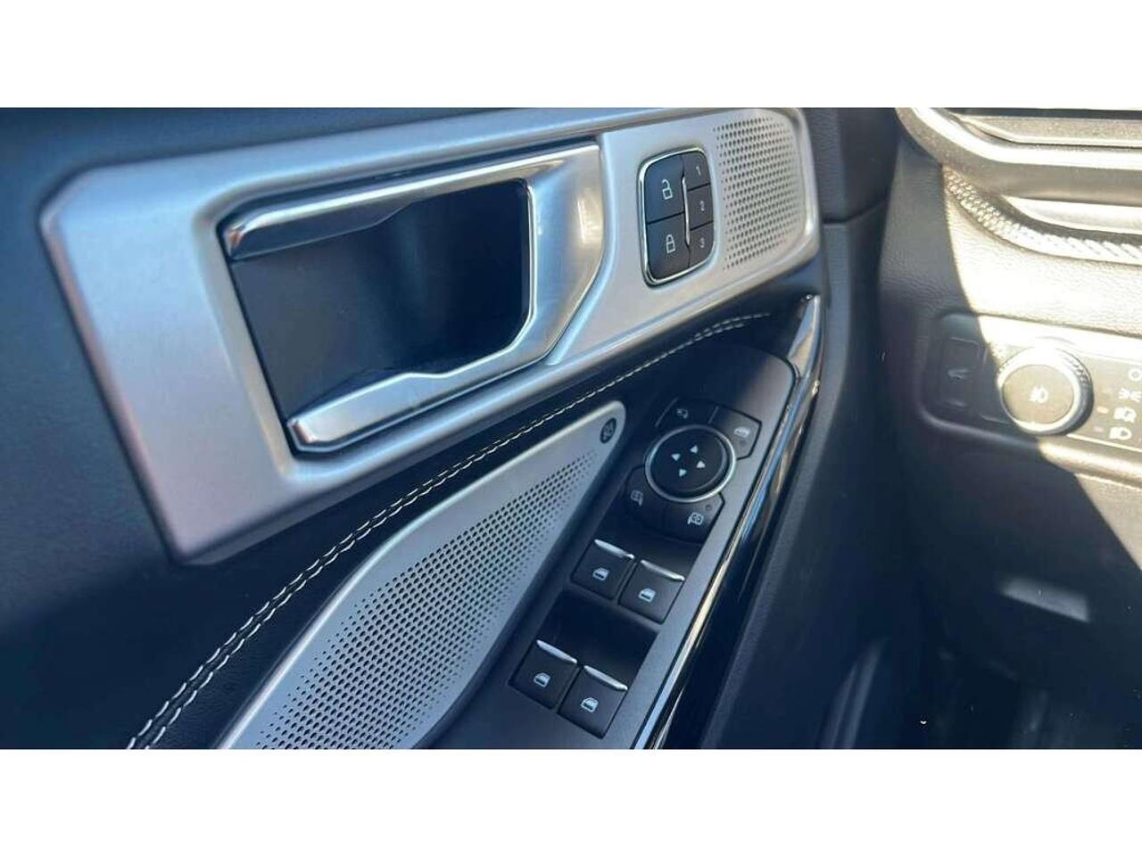 2022 Ford Explorer ST  AWD| Clean CARFAX| Blind Spot| Navi Photo