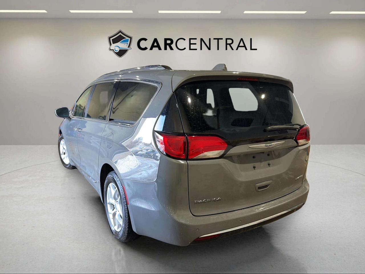 2020 Chrysler Pacifica LIMITED | LEATHER |SUNROOF| CLEAN CARFAX Photo