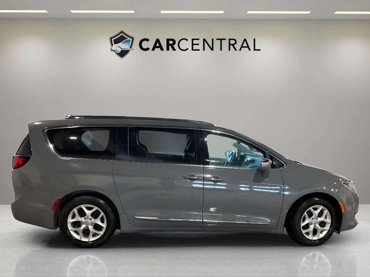 2020 Chrysler Pacifica LIMITED | LEATHER |SUNROOF| CLEAN CARFAX Photo