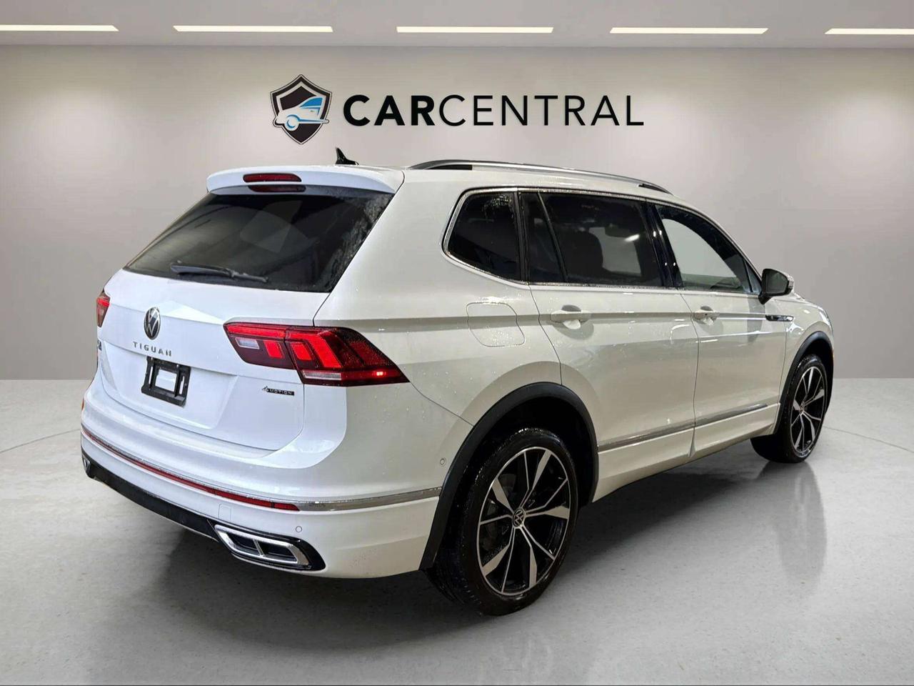 2023 Volkswagen Tiguan HIGHLINE | CLEAN CARFAX| R LINE | 1 OWNER | FENDER Photo