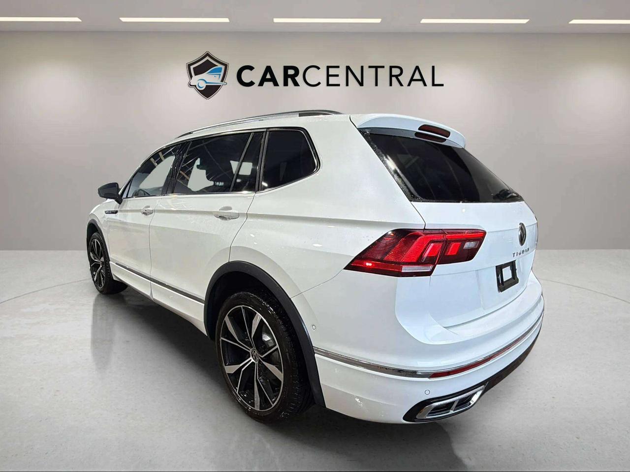 2023 Volkswagen Tiguan HIGHLINE | CLEAN CARFAX| R LINE | 1 OWNER | FENDER Photo