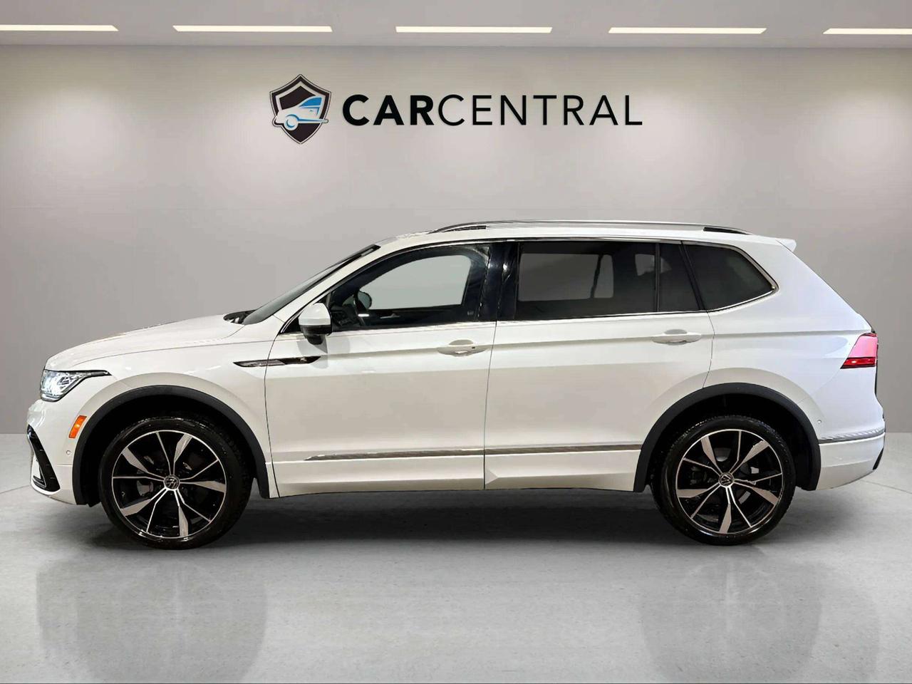 2023 Volkswagen Tiguan HIGHLINE | CLEAN CARFAX| R LINE | 1 OWNER | FENDER Photo