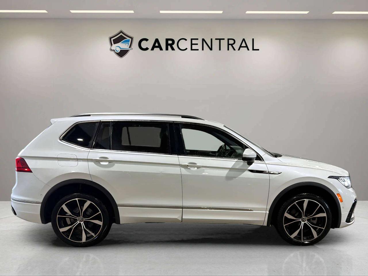 2023 Volkswagen Tiguan HIGHLINE | CLEAN CARFAX| R LINE | 1 OWNER | FENDER Photo