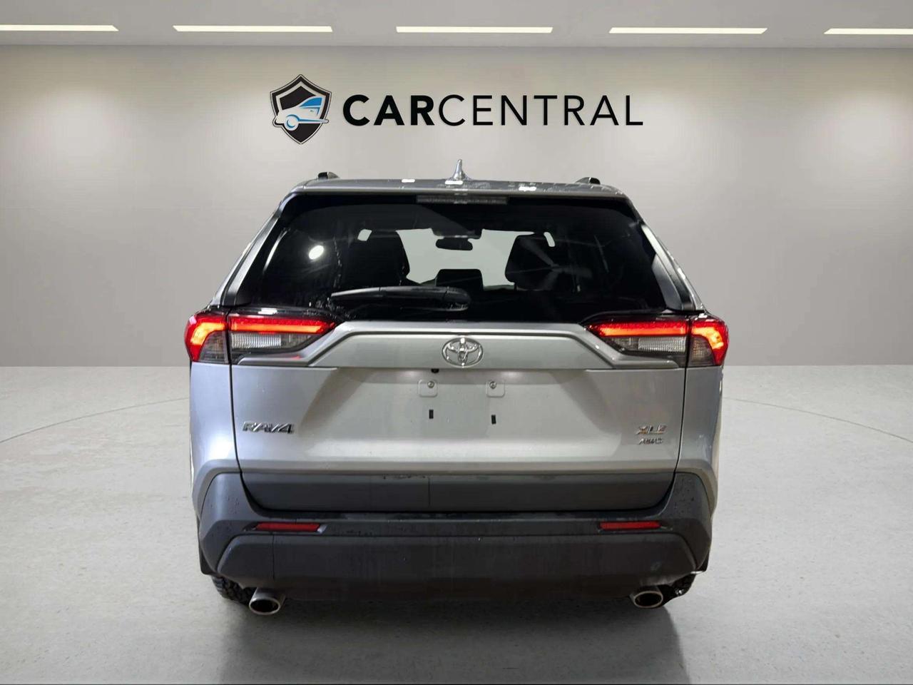 2024 Toyota RAV4 XLE PREMIUM| AWD| LEATHER| ROOF| NO ACCIDENT Photo