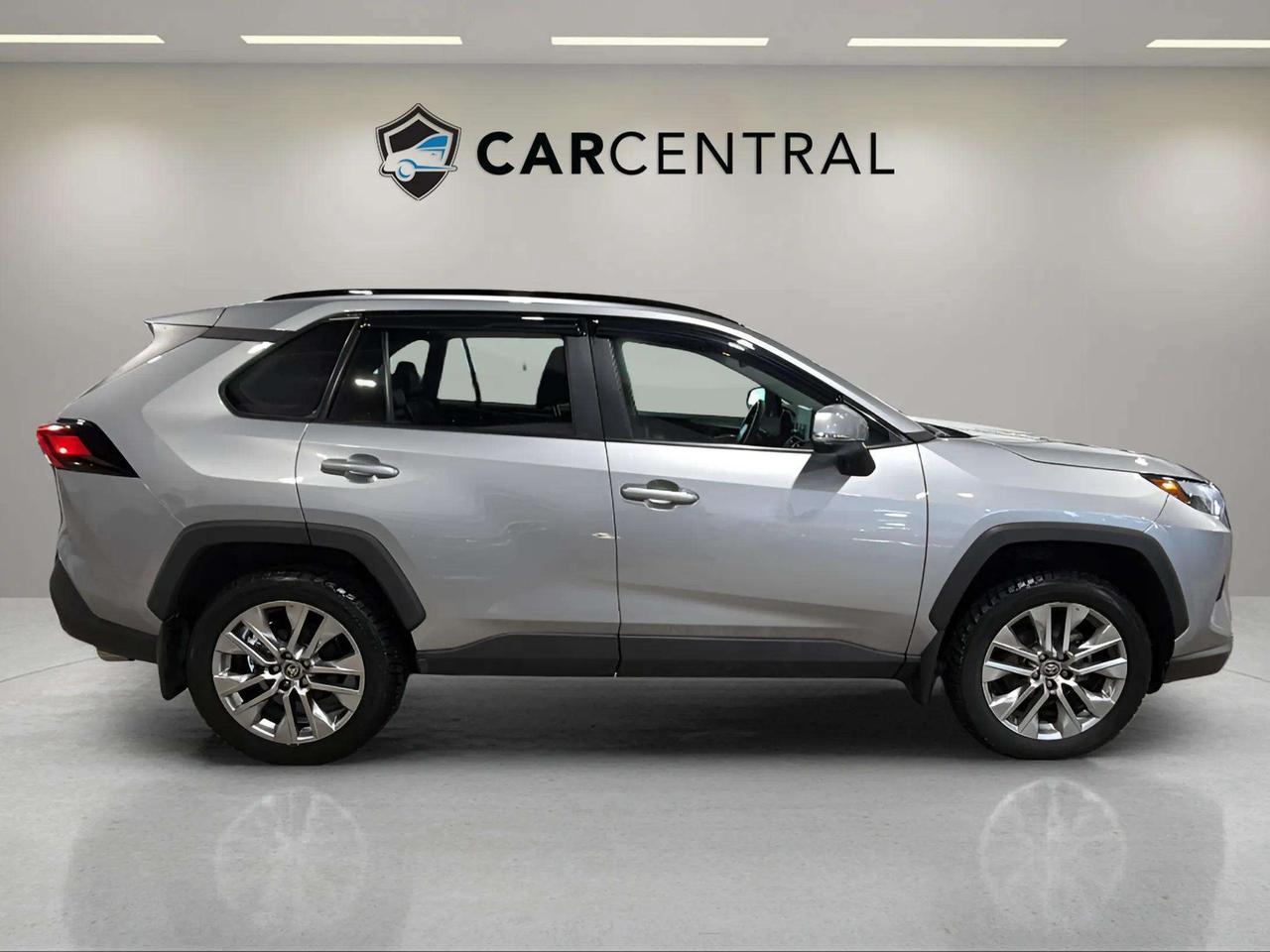 2024 Toyota RAV4 XLE PREMIUM| AWD| LEATHER| ROOF| NO ACCIDENT Photo