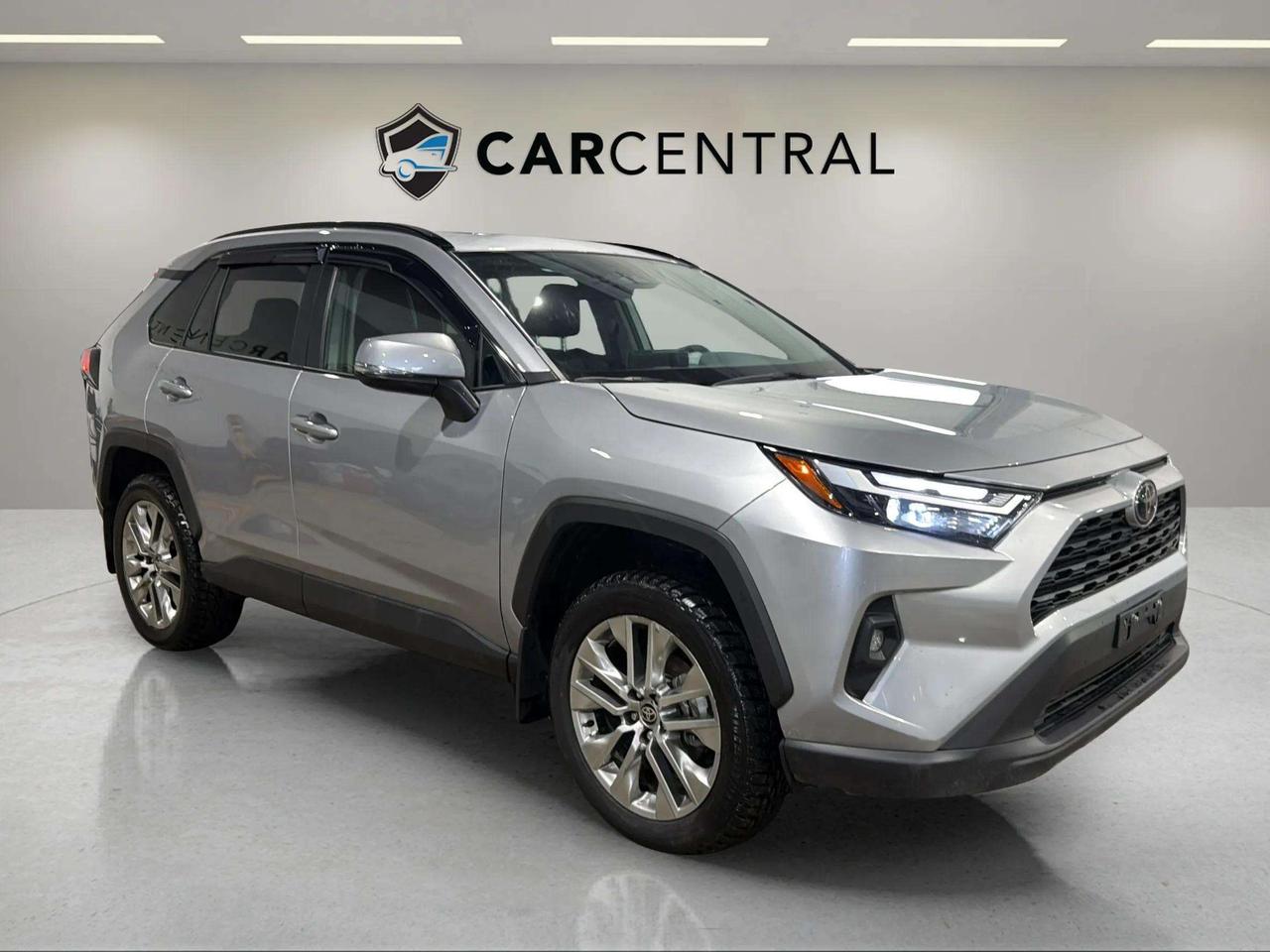 2024 Toyota RAV4 XLE PREMIUM| AWD| LEATHER| ROOF| NO ACCIDENT Photo