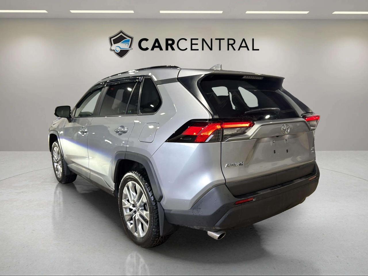 2024 Toyota RAV4 XLE PREMIUM| AWD| LEATHER| ROOF| NO ACCIDENT Photo2