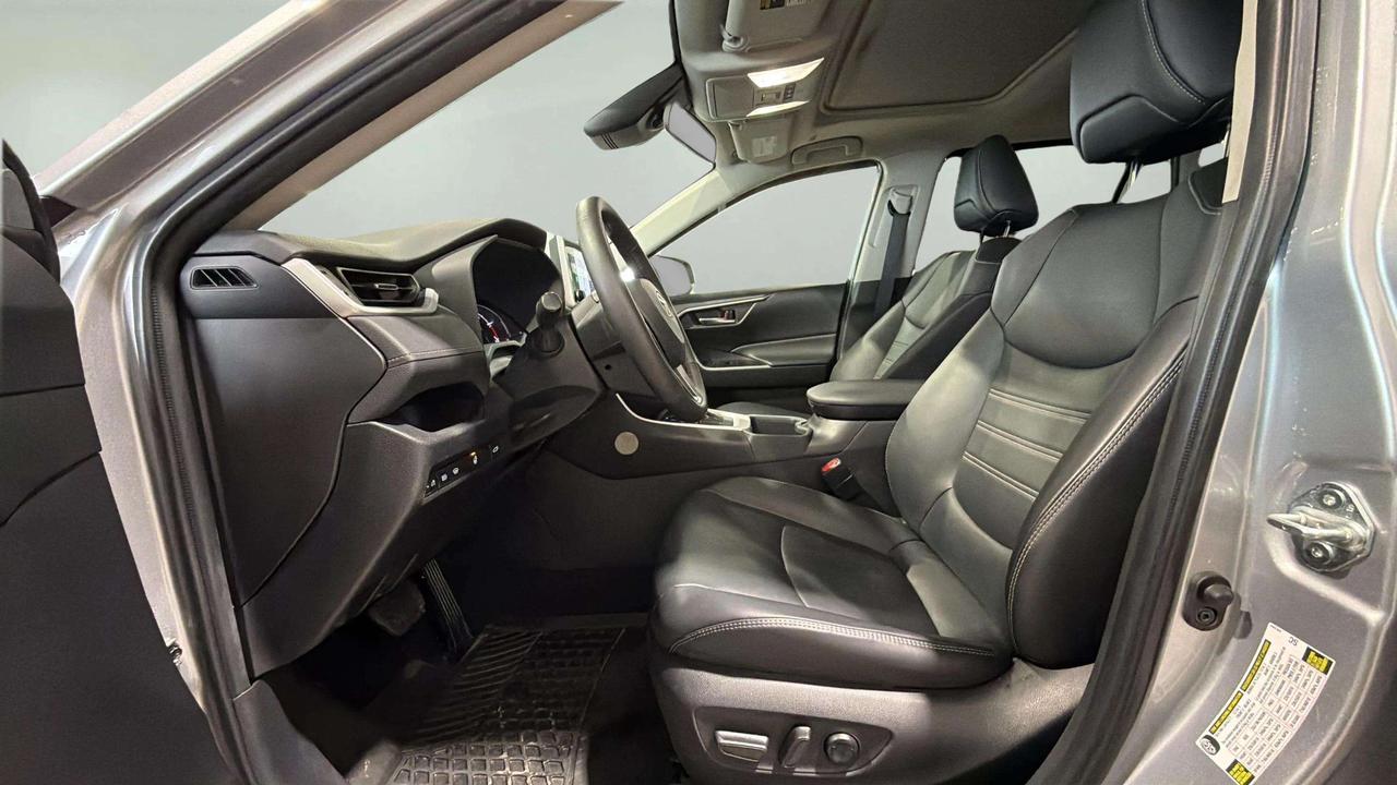 2024 Toyota RAV4 XLE PREMIUM| AWD| LEATHER| ROOF| NO ACCIDENT Photo