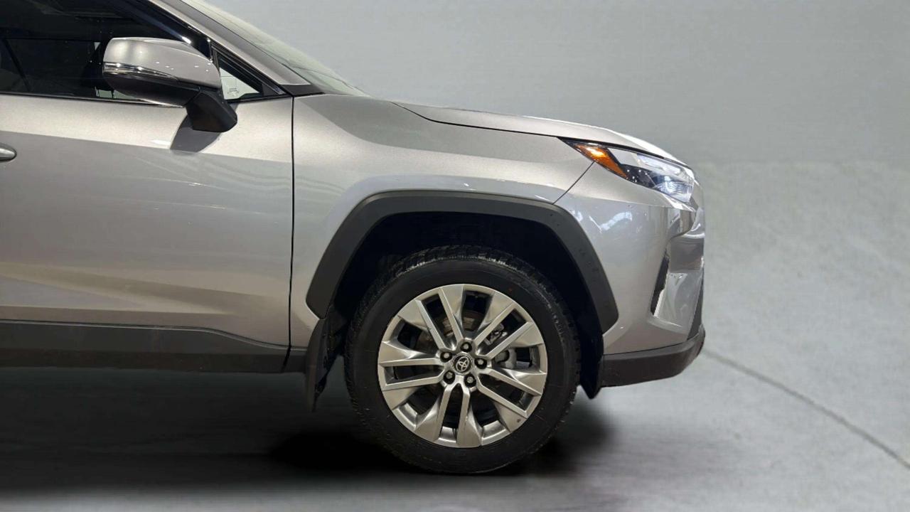 2024 Toyota RAV4 XLE PREMIUM| AWD| LEATHER| ROOF| NO ACCIDENT Photo