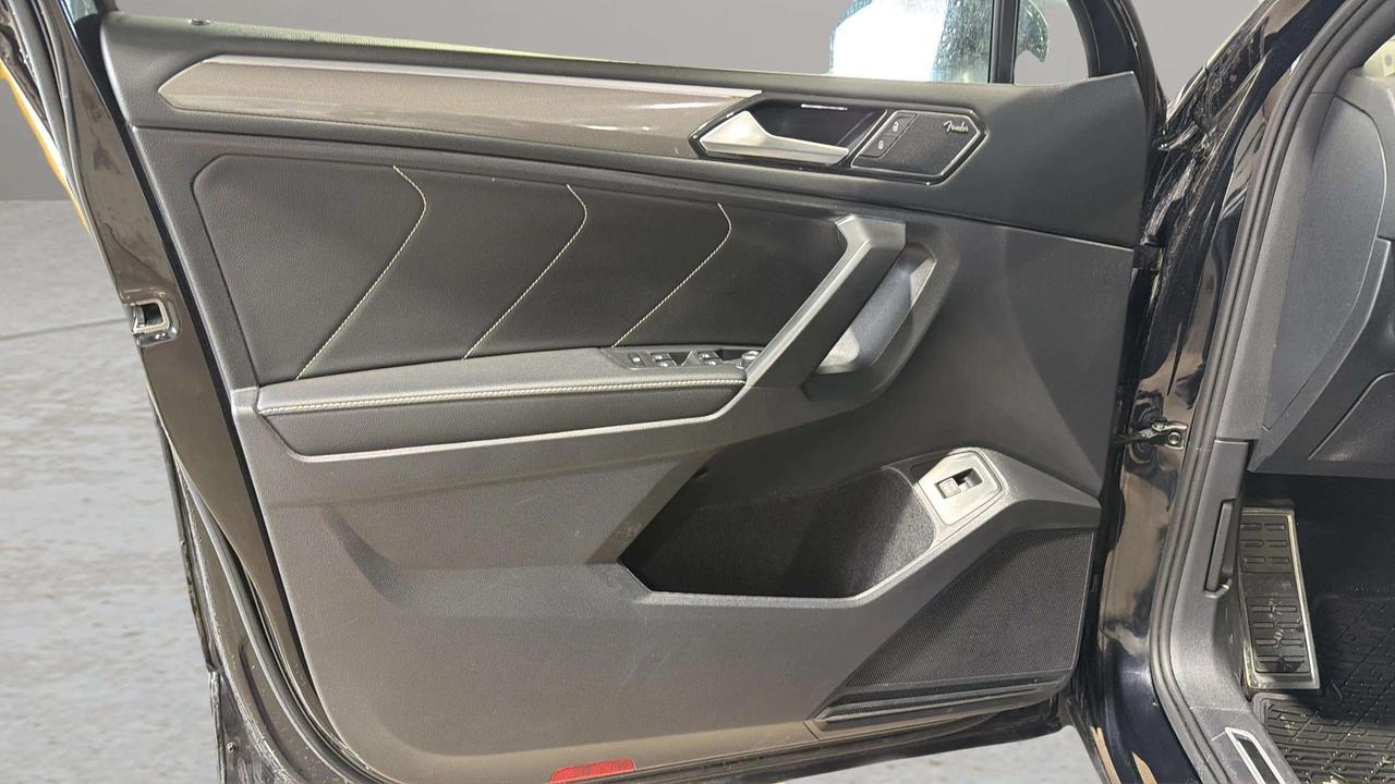 2023 Volkswagen Tiguan HIGHLINE | R-LINE | AWD | LEATHER | CLEAN CARFAX Photo