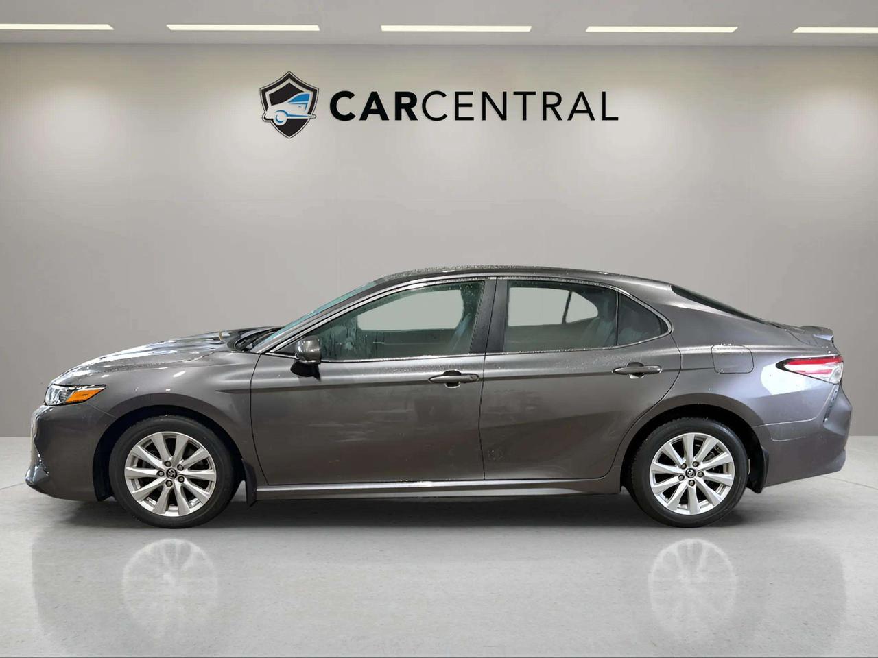 2019 Toyota Camry SE | HEATED SEATS | ALLOY'S | CARPLAY | CLEAN CARF Photo
