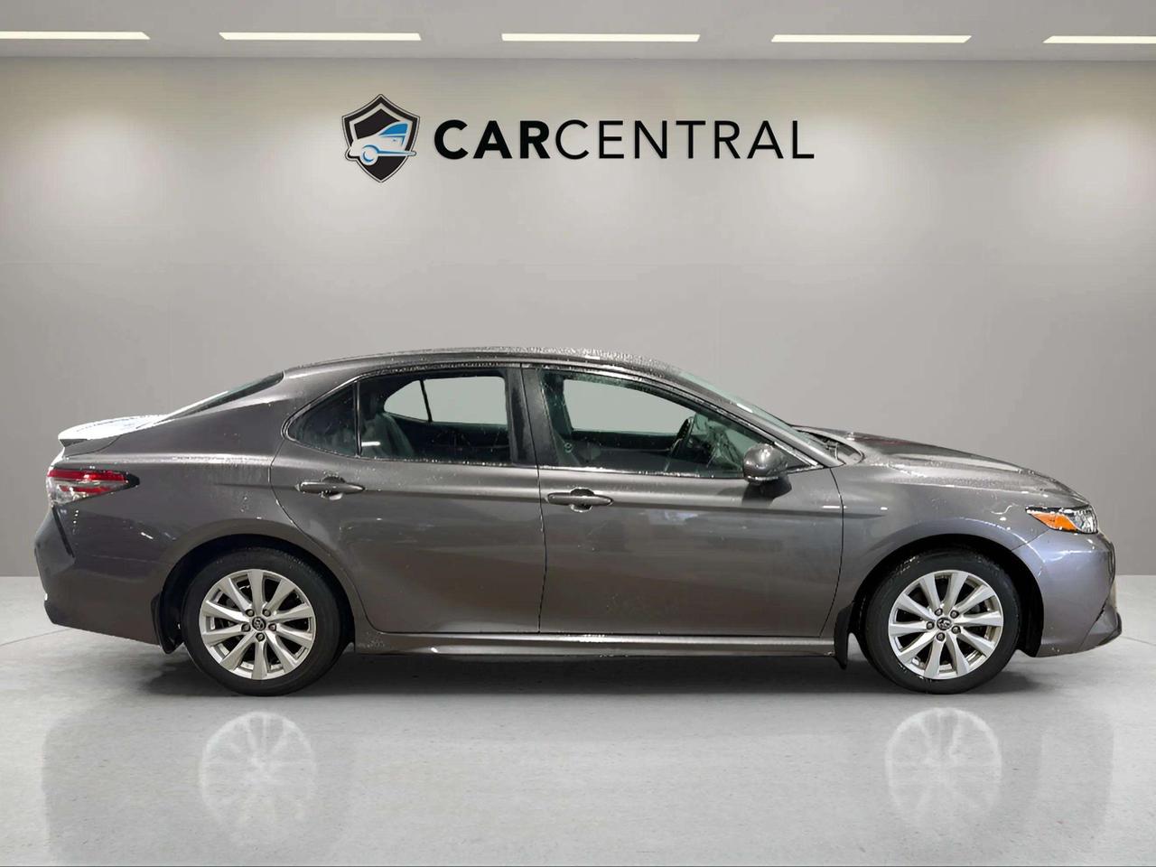 2019 Toyota Camry SE | HEATED SEATS | ALLOY'S | CARPLAY | CLEAN CARF Photo