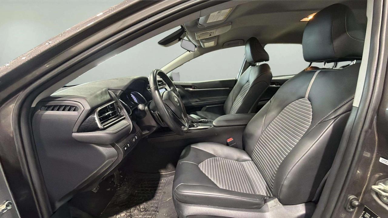2019 Toyota Camry SE | HEATED SEATS | ALLOY'S | CARPLAY | CLEAN CARF Photo