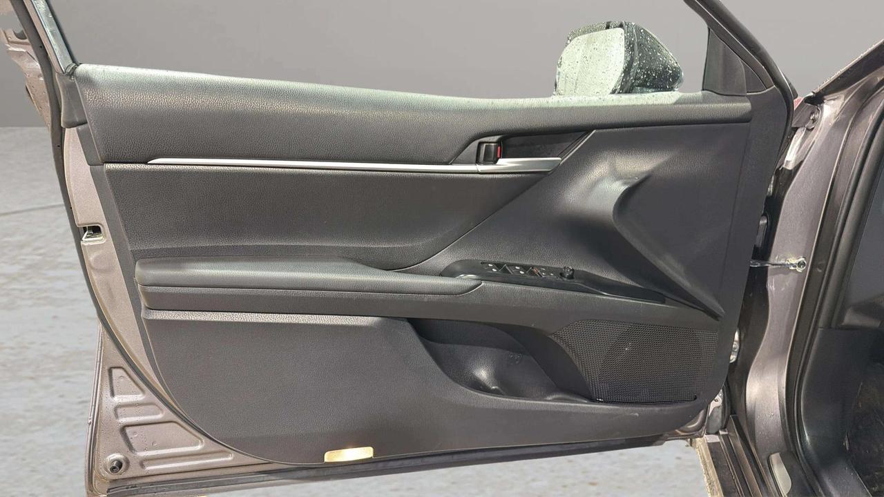 2019 Toyota Camry SE | HEATED SEATS | ALLOY'S | CARPLAY | CLEAN CARF Photo
