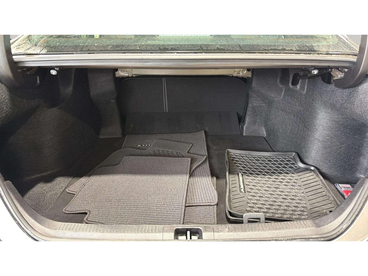 2019 Toyota Camry SE | HEATED SEATS | ALLOY'S | CARPLAY | CLEAN CARF Photo
