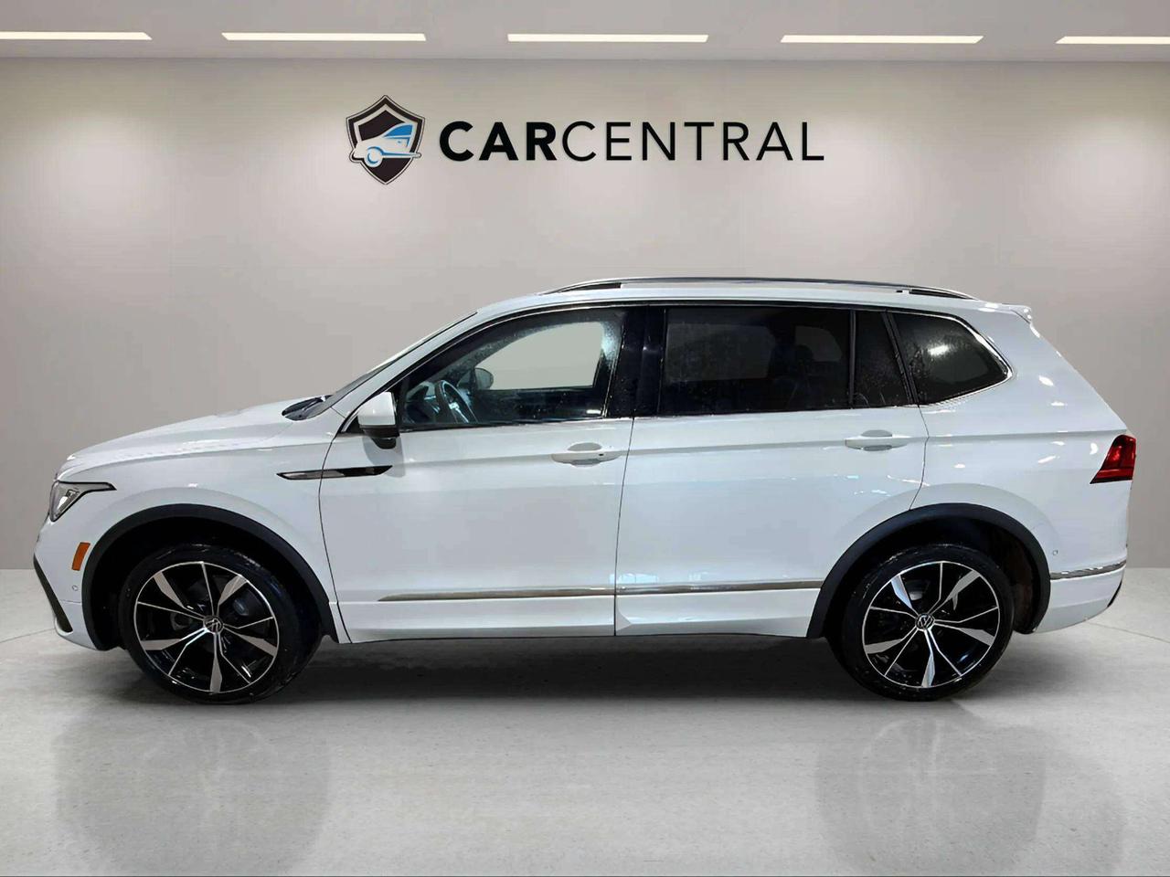 2022 Volkswagen Tiguan HIGHLINE R-LINE | LOADED|  1 OWNER | CLEAN CARFAX Photo
