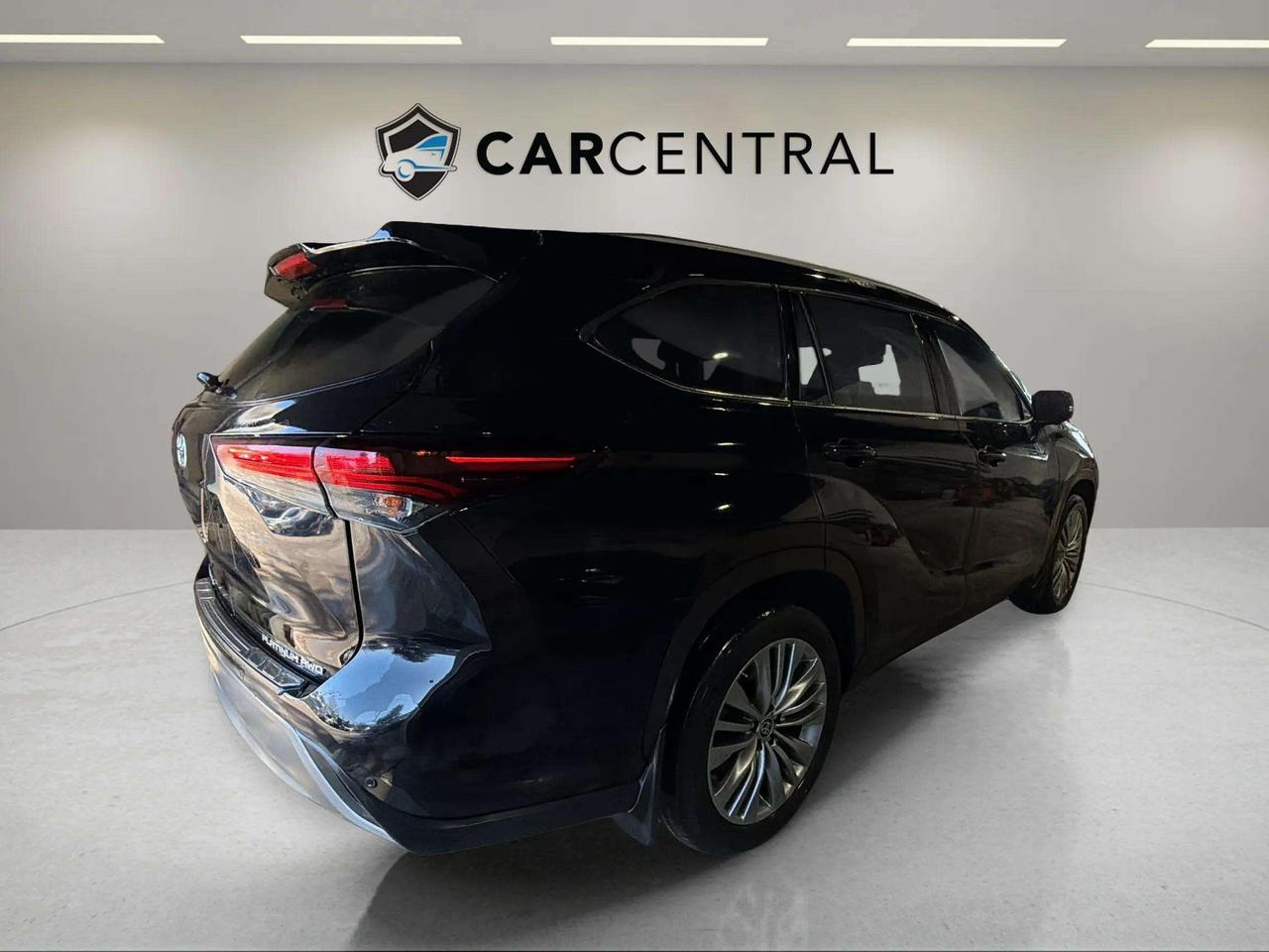 2024 Toyota Highlander PLATINUM | AWD | PANO ROOF | LEATHER | CLEAN CARFA Photo4