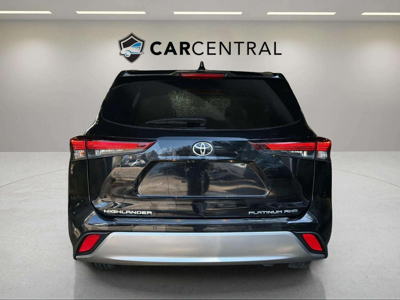 2024 Toyota Highlander PLATINUM | AWD | PANO ROOF | LEATHER | CLEAN CARFA Photo3