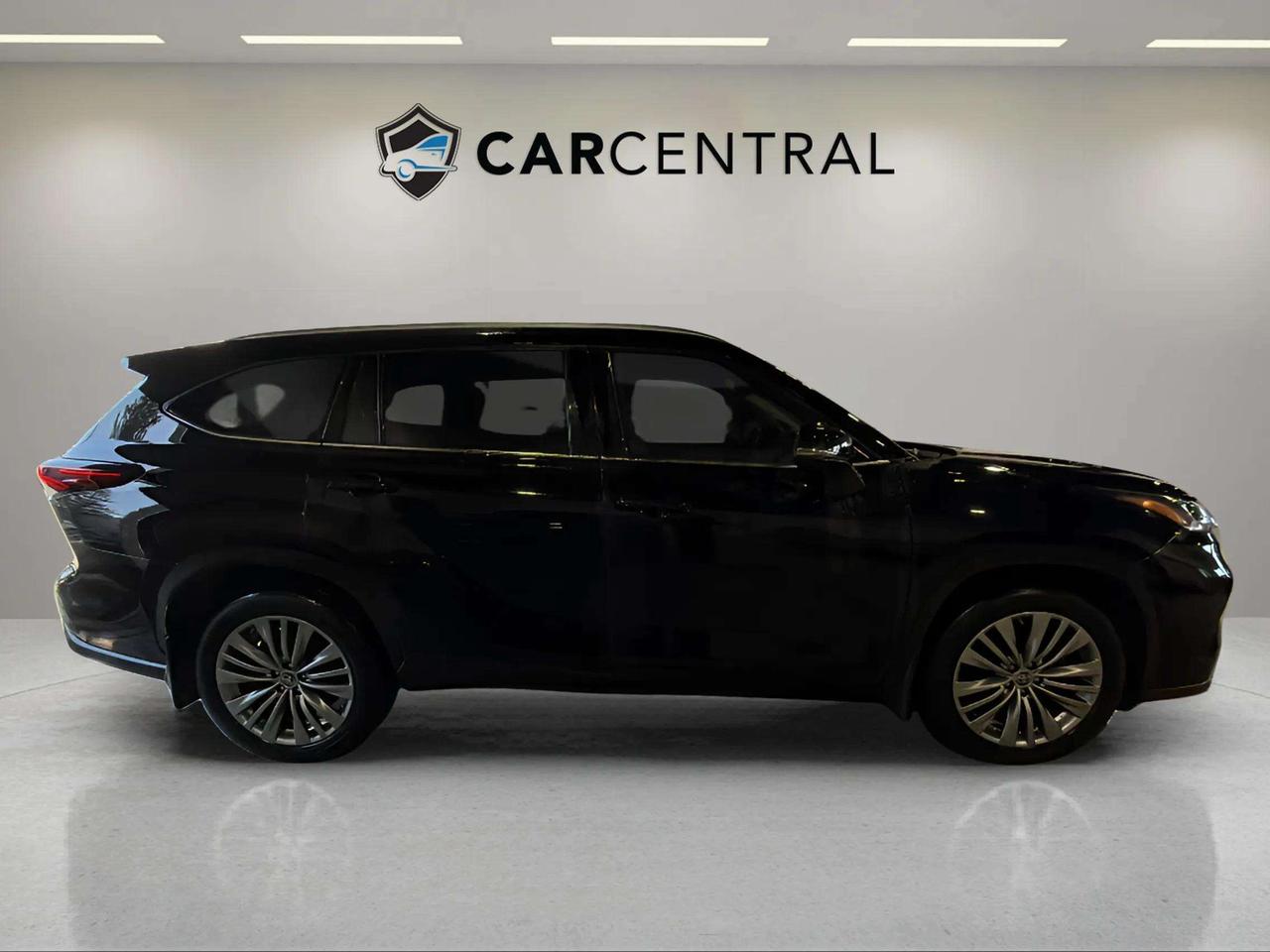 2024 Toyota Highlander PLATINUM | AWD | PANO ROOF | LEATHER | CLEAN CARFA Photo