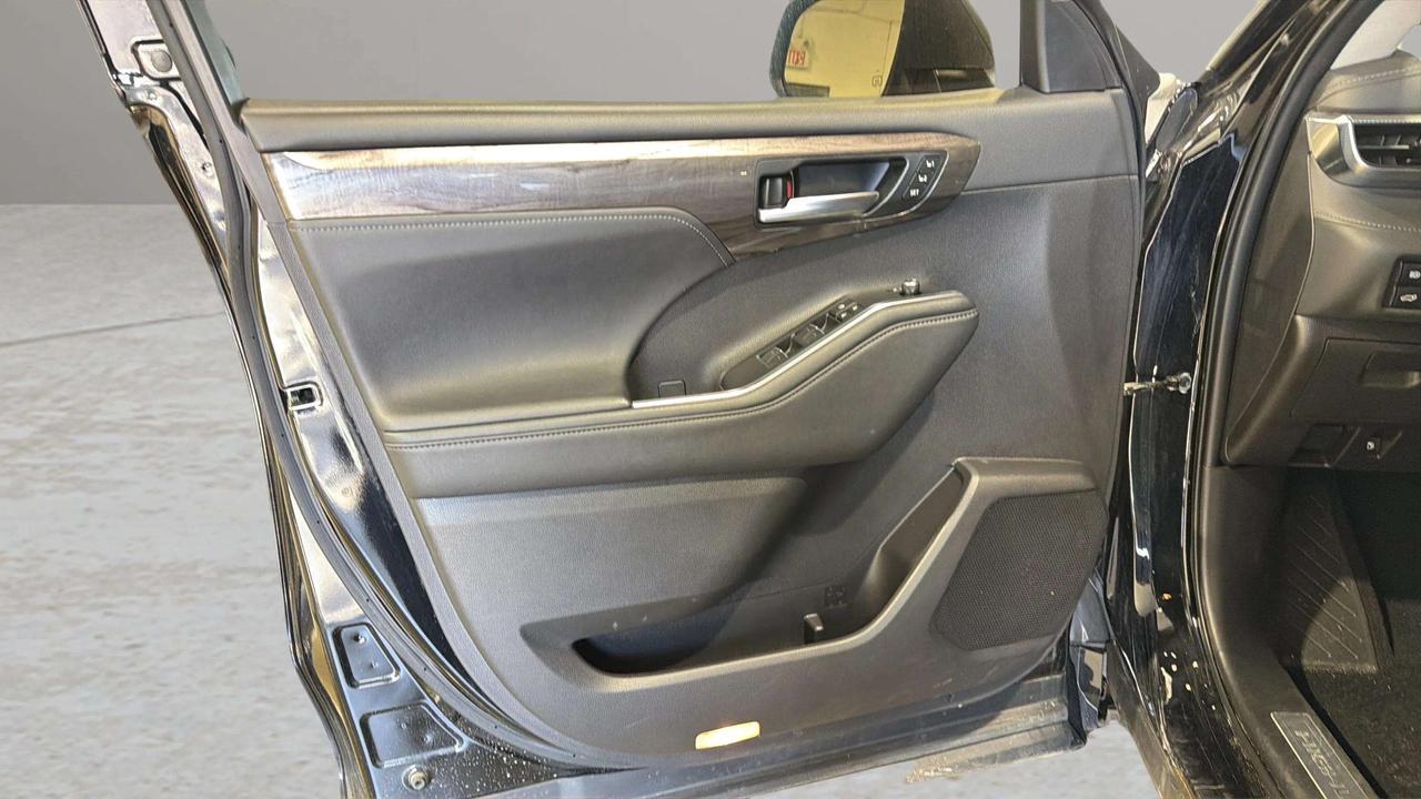 2024 Toyota Highlander PLATINUM | AWD | PANO ROOF | LEATHER | CLEAN CARFA Photo