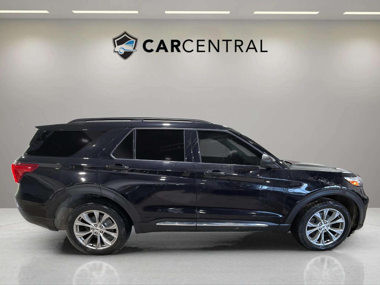 2021 Ford Explorer XLT | 4WD | PANO ROOF | TOW PKG | CLEAN CARFAX Photo