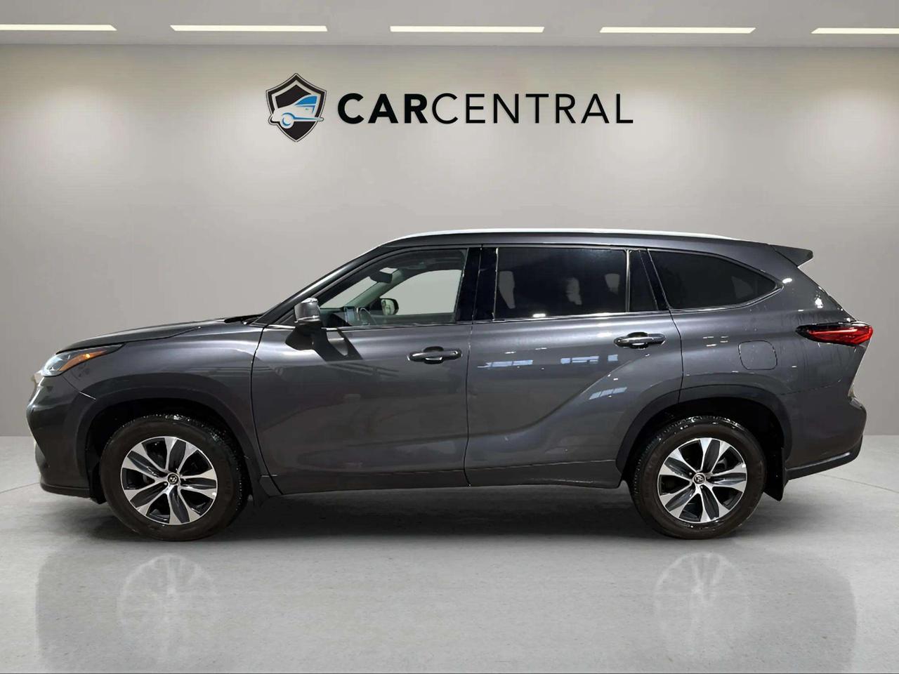 2022 Toyota Highlander XLE | AWD | SUNROOF | LEATHER | CLEAN CARFAX Photo