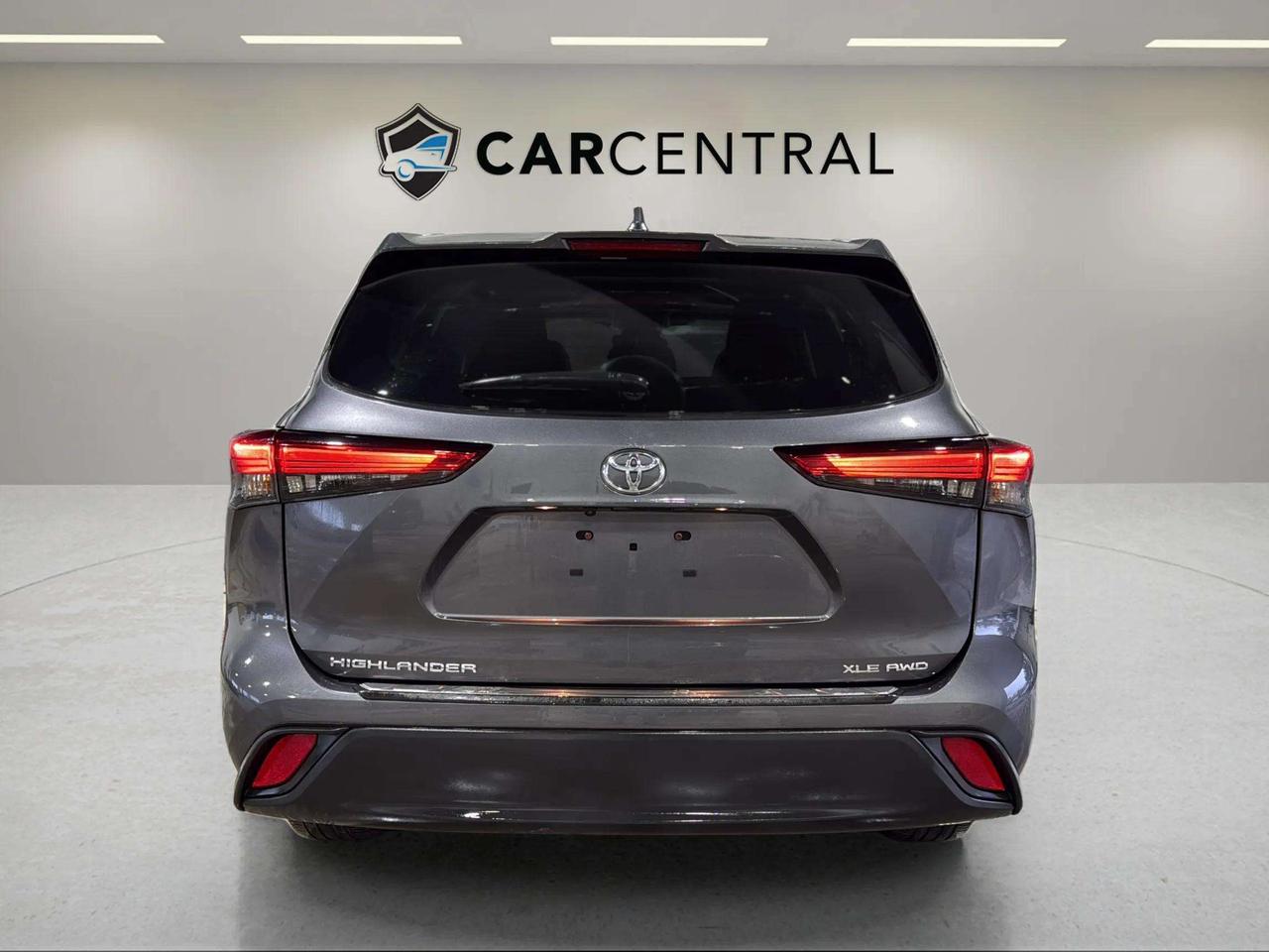 2022 Toyota Highlander XLE | AWD | SUNROOF | LEATHER | CLEAN CARFAX Photo