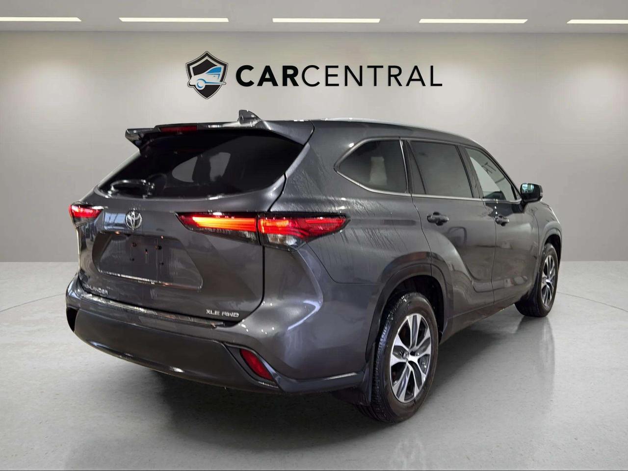 2022 Toyota Highlander XLE | AWD | SUNROOF | LEATHER | CLEAN CARFAX Photo4