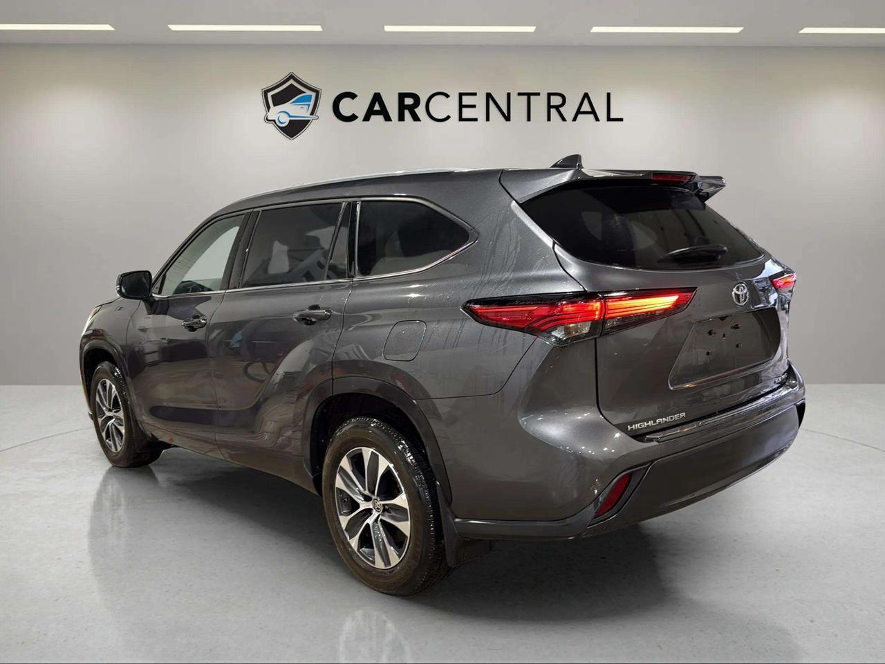 2022 Toyota Highlander XLE | AWD | SUNROOF | LEATHER | CLEAN CARFAX Photo