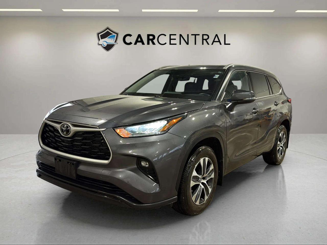2022 Toyota Highlander XLE | AWD | SUNROOF | LEATHER | CLEAN CARFAX Photo