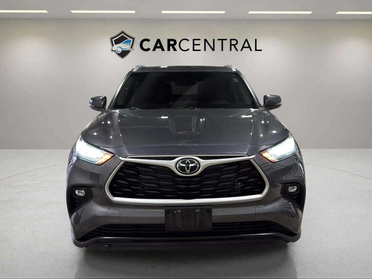 2022 Toyota Highlander XLE | AWD | SUNROOF | LEATHER | CLEAN CARFAX Photo