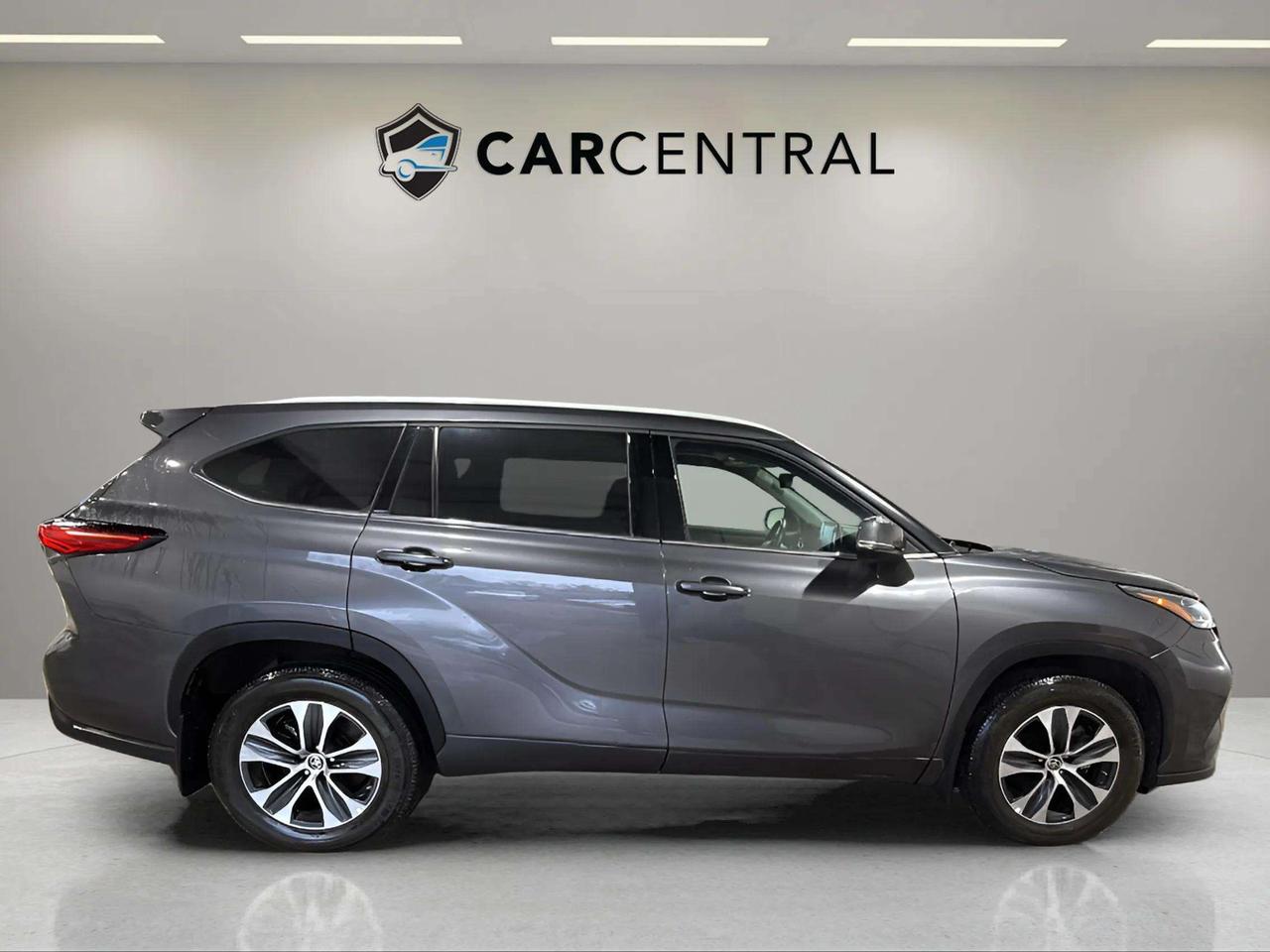 2022 Toyota Highlander XLE | AWD | SUNROOF | LEATHER | CLEAN CARFAX Photo