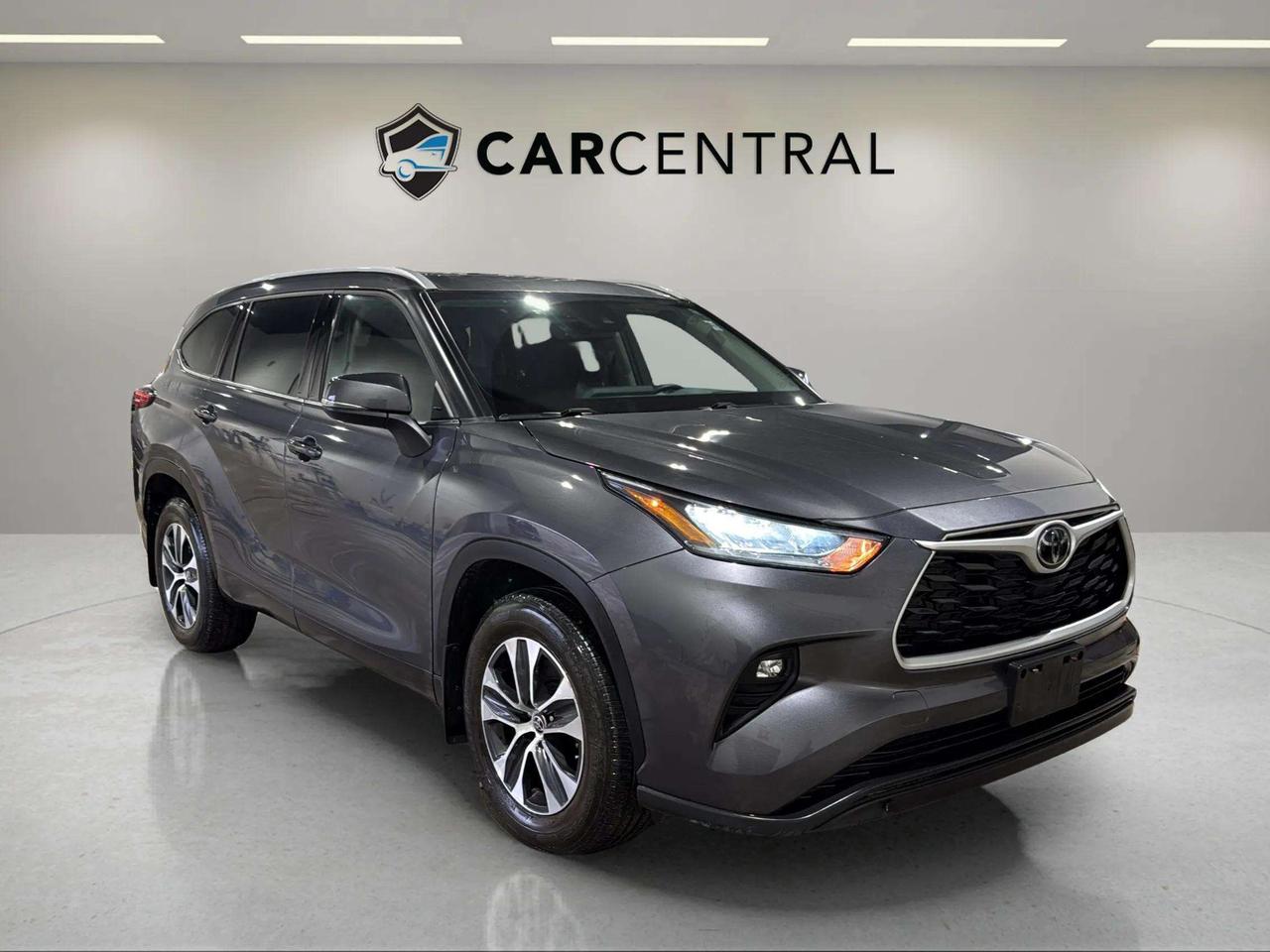 2022 Toyota Highlander XLE | AWD | SUNROOF | LEATHER | CLEAN CARFAX Photo